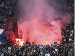 Los aficionados del Nápoles animando a su equipo en el duelo ante el Liverpool. EFE  /
