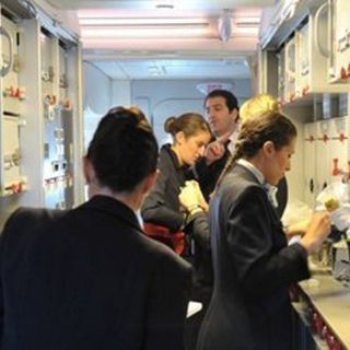 El azafato que se escapó del avión en EU se reconoce culpable