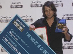 El actor recibió un cheque por 100 mil pesos que utilizará para impulsar sus proyectos.EFE  /