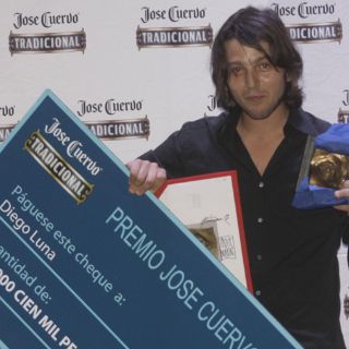 Reconocen trayectoria de Diego Luna