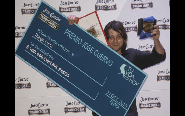 El actor recibió un cheque por 100 mil pesos que utilizará para impulsar sus proyecto. S.NÚÑEZ  /