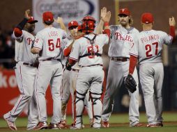 Los jugadores de los Filis celebran la victoria sobre los Gigantes. AP  /