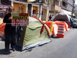 Simpatizantes de Enrique Alfaro mantienen un plantón afuera del edificio sede del Comité Estatal del PRD.  /