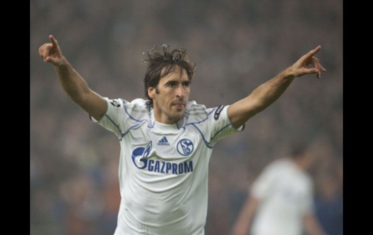 Raúl González festejando su gol en el duelo ante el Hapoel. EFE  /