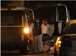 Personal forense lleva el cuerpo de un soldado muerto durante un tiroteo en Monterrey. REUTERS  /