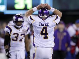 Brett Favre de Vikingos de Minnesota lamentándose de la derrota de su equipo. AP  /