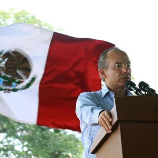 Calderón entrega hospital en Michoacán, no asistió Godoy