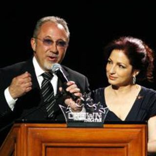 Gloria y Emilio Estefan, reciben reconocimiento en Miami