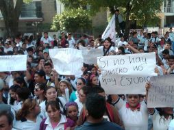 Aspecto de la manifestación de hoy por bachilleres udegeístas de Ocotlán. Continúan las movilizaciones para pedir recursos. R. ZAPATA  /