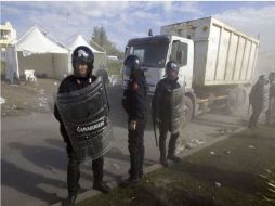 La policía vigila los alrededores de un vertedero en Boscoreale, Nápoles. EFE  /