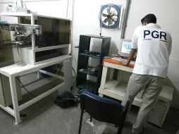La PGR asegura una fábrica de piratería donde se elabora desde el disco hasta la copia de la música. EL INFORMADOR  /