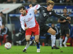 El jugador del Hamburgo, Ruud van Nistelrooy (iz), disputa el balón con Andreas Ottl (der), del Bayern Munich. EFE  /