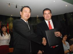 Qian Chengxiang, representante del gobernador de Shanghai-Putuo y Héctor Vielma firmaron esta tarde el convenio. EL INFORMADOR  /