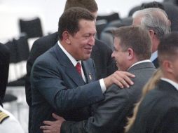 El presidente de Venezuela Hugo Chávez, saluda a Felipe Pèrez Roque, Canciller de Relaciones Exteriores de Cuba. EL INFORMADOR  /