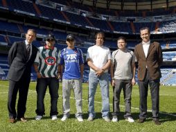 Los directivos del Real Madrid, Emilio Butragueño (izq.) y Jorge Valdano (der.), escoltan a cuatro mineros chilenos en el “Bernabéu”  /