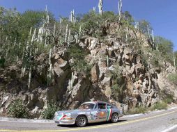 Emilio Azcárraga Jean, a bordo de su Alfa Romeo, compite en la carrera. MEXSPORT  /