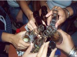 Las bebidas que consumen los jóvenes en la fiestas clandestinas podrían ser adulteradas y llegar a causar la muerte. ARCHIVO  /
