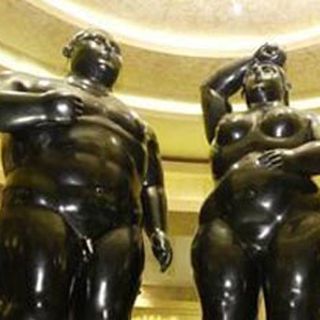 En NY la gente da brillo a esculturas de Botero