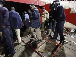 Policía inspecciona la escena en donde sucedió la estampida humana en el estadio nacional de Nyayo, en Nairobi, Kenia. EFE  /