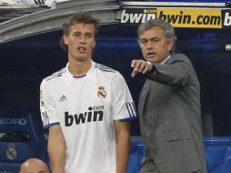 José Mourinho (der), da instrucciones al delantero Sergio Canales en el partido ante el Racing. EFE  /