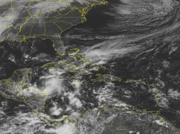 Imagen satelital de la tormenta 'Richard' tomada hoy por los servicios meteorológicos. AP  /