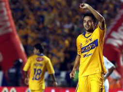 Juninho celebra el primer tanto en la victoria de Tigres 2-0 ante Pumas. MEXSPORT  /