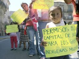 Los wixaritari lamentan que intermediarios abusen de ellos cuando pretenden vender sus artesanías en la ciudad. EL INFORMADOR  /