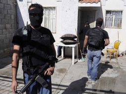 Oficiales de Policía permanecen en la vivienda donde sicarios acabaron con la vida de 14 personas, en Ciudad Juárez. REUTERS  /