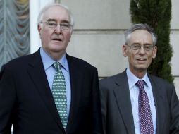 El hispanista catedrático se encuentra al lado del inglés John Elliott. EFE  /