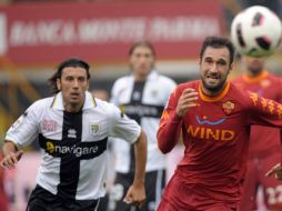 Zaccardo y Vucinic buscan el dominio de la pelota. AFP  /