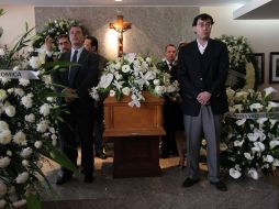 Familiares y amigos acudieron a la agencia funeraria Gayosso, en el Distrito Federal, para velar los restos de Alí Chumacero. NTX  /