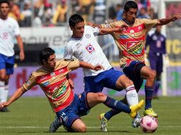 Los jugadores del Morelia y del Cruz Azul no pudieron sacar la victoria del juego. MEXSPORT  /