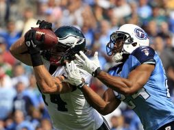 Duelo entre el receptor de las Águilas de Filadelfia (der) y Chris Hope (iz) de Tennessee. REUTERS  /