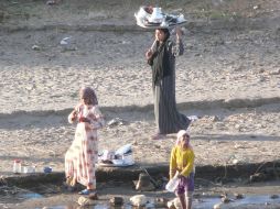 Altas concentraciones de bacterias fecales pasan desde los baños de los barcos hasta las aguas del río. EFE  /