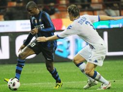 El jugador del Inter Samuel Eto'o (izq) es marcado por Reto Ziegler (der), de Sampdoria.EFE  /