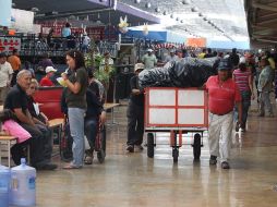 Diariamente se recogen dos toneladas de basura en las Fiestas de Octubre. A. CAMACHO  /