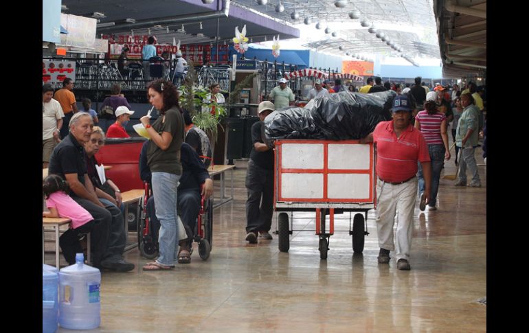 Diariamente se recogen dos toneladas de basura en las Fiestas de Octubre. A. CAMACHO  /