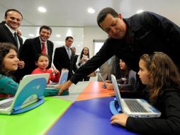 Hugo Chávez comparte tiempo con niños durante su visita a Portugal. AP  /