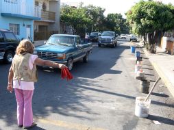 Una vecina vigila el la calle con la intención de cobrar el estacionamiento en la vía pública. A. CAMACHO  /