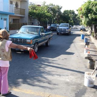 Vecinos se adueñan de los estacionamientos en la calle