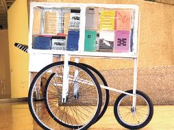 Un carrito, en el que regularmente se venden fritutas y dulces, sirve de exhibidor para la editorial Alias.EL UNIVERSAL  /