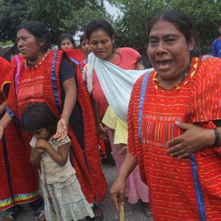 Gabino Cué promete investigar el asesinato del líder triqui