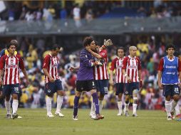 Jugadores de Chivas y Guillermo Ochoa abandonan el campo de juego luego de empatar el Clásico. JAMMEDIA  /