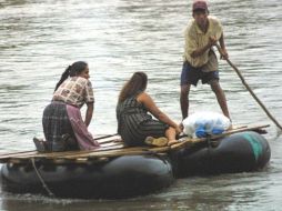 Por la complicada tramitología que deben pasar, muchos hondureños atraviesan la frontera vía Guatemala de manera ilegal. AFP  /