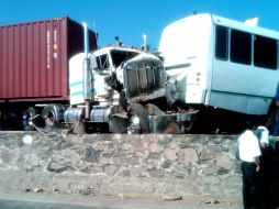 Un tráiler de doble remolque que presuntamente se quedó sin frenos fue el causante del percance. M. PATIÑO  /