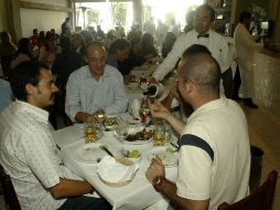 La propuesta supone que se deduzca 100 por ciento del consumo, pagando con tarjetas de crédito o débito. ARCHIVO  /