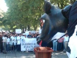 Los estudiantes escucharon una conferencia, y llevaron una vaca de utilería como signo de una las actividades de la zona. R. ZAPATA  /