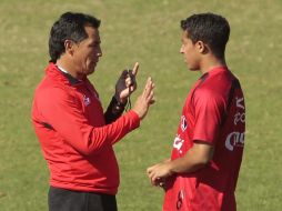 El director técnico del Atlas Benjamín Galindo dirige  el entrenamiento del conjunto Rojinegro. S. NUÑEZ  /