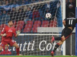 El sueco Zlatan Ibrahimovic (der) anota ante el Nápoles el gol de triunfo. EFE  /