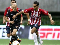 EL defensa Mario de Luna del conjunto Chivas en un duelo ante el Jaguares. MEXSPORT  /